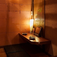 【掘りごたつ席半個室：～3名様】仲間と過ごす、半個室のプライベート空間。3名様×3卓、2名様×5卓の掘りごたつ席を半個室としてご用意しています。和モダンの落ち着いた空間で、鶏料理と厳選のお酒を心ゆくまで贅沢に楽しめます。周りを気にせずゆったり過ごせるので、多彩なシーンにぴったりです。