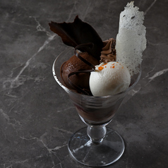 チョコレートとカルダモンのパフェ