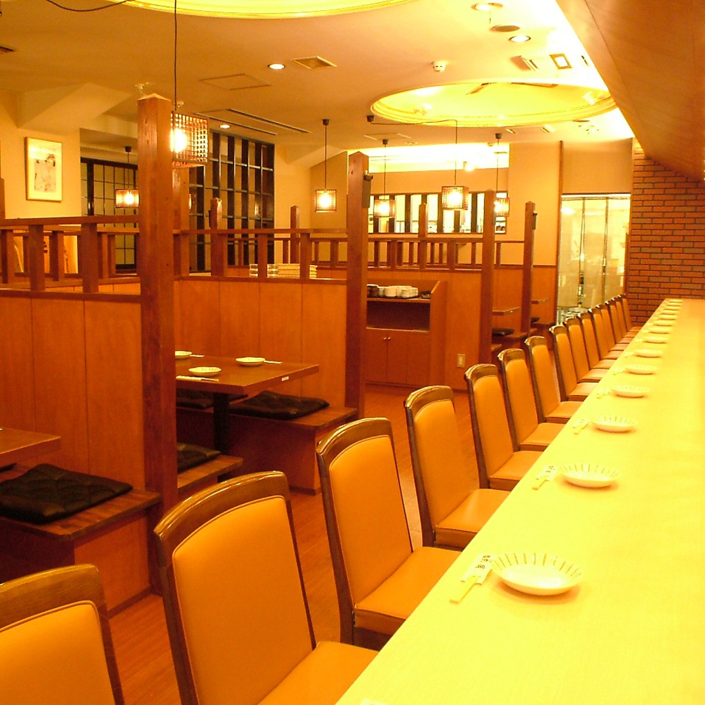 1階はカウンターとテーブル席。２名から気軽にご利用下さい♪