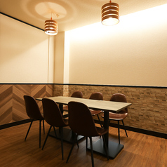 テーブル席はご利用人数に合わせてセッティングが可能！組数によって、完全個室としてもご利用いただけます。女子会や懇親会等にピッタリのコースもご用意しておりますので、お気軽にご相談下さいませ！