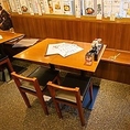 【テーブル席4名様】女子会・ご友人とのお食事や、会社帰りのサク飲みなど、少人数様向け4名様席です。昭和・平成の懐かしい雰囲気が感じられる店内で、当店おすすめ炙り焼き料理や、お好きなお酒を楽しく選んで素敵な時間にしてください☆