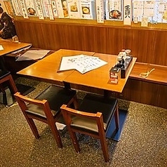 【テーブル席4名様】女子会・ご友人とのお食事や、会社帰りのサク飲みなど、少人数様向け4名様席です。昭和・平成の懐かしい雰囲気が感じられる店内で、当店おすすめ炙り焼き料理や、お好きなお酒を楽しく選んで素敵な時間にしてください☆