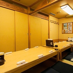 掘りごたつ席個室（～14名様）。掘りごたつ席で会社宴会はいかがですか？最大14名様までご利用可能。扉のある完全個室ですので、ほかのお客様を気にかけることなく、まったりとお過ごしいただけます。