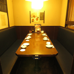 しっぽりと、落ち着いて話せる個室風のテーブル席。6名様まで入れる人気のお席です！