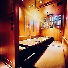 2名様～8名様掘り炬燵個室♪金山店の完全個室で幻想的空間をお楽しみください♪少人数個室は女子会や合コンなどで大人気！また金山での記念日や誕生日会などにもワンランク上の宴会を演出♪金山店限定3時間飲み放題＆デザート付き豪華コースも豊富にご用意！