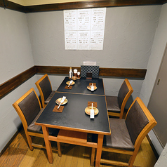 【プライベート感のある半個室席】周囲を程よく仕切られた半個室席は、落ち着いた雰囲気の中でゆっくりとお食事を楽しめます。4名様までご利用可能で、友人同士の集まりや大切な人との会話も周りを気にせず楽しめる空間。居心地の良い木の温もりとシンプルな内装が、リラックスしたひとときを演出します。