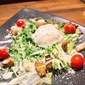 料理メニュー写真&nbsp;鉄板deシーザーサラダ