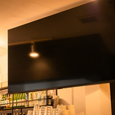 店内には大型モニターを完備しており、映像を使った演出やスポーツ観戦など、シーンに合わせた楽しみ方が可能です。貸切は20~30名様まで対応でき、会社宴会や打ち上げ、イベント利用にも最適。落ち着いた空間で、用途に応じた特別な時間をお過ごしいただけます。