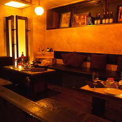 貸切も可能なプライベート空間♪温かみのある照明と落ち着いたインテリアが心地よい雰囲気を演出します。友人や家族との特別なひとときを、ゆったりとしたソファ席でお楽しみください!