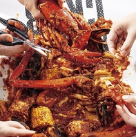 皿もフォークも使わず、豪快に手づかみで食べる！