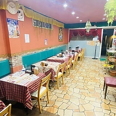 家族連れにもオススメの当店は全席禁煙で、お子様連れのお客様も歓迎しております。未就学児や小学生のお子様も入店可能で、お子様メニューやベビーカーの入店にも対応したテーブル席をご用意。ご家族でのランチやディナーに最適です。ゆったりと座れるテーブル席で、本格的なカレーやネパール料理を囲んで楽しいひとときを