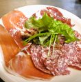 料理メニュー写真 イタリア産の生ハムとサラミと白豆