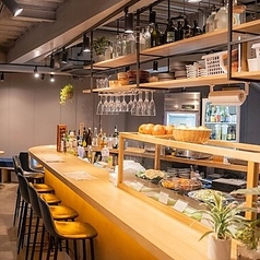 カウンター席は、オープンキッチン側と窓側の2種類をご用意しております。調理の様子を眺めたり、街の風景を楽しみながらお食事できます。