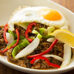 ガパオライスやヤムウンセンなど、本格アジアン料理の写真