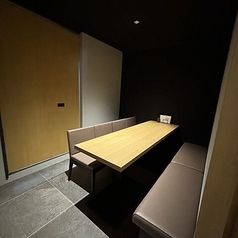 周りを気にせず、プライベートな空間でお過ごしいただける完全個室は、4名様～10名様までご利用いただけます。接待や顔合わせなど、特別なシーンでのご利用に最適！詳細は電話にてお問い合わせください。