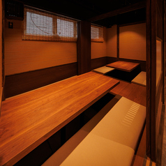 お食事だけではなく、雰囲気作りにも随所にこだわりを散りばめております。高級感ある内装で、シンプルながらも優美なゆったりお過ごし頂けるプライベート空間でおもてなし致します。