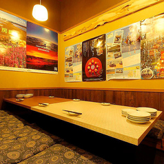 うしろはふすまで仕切られていてこじんまりと落ち着く空間になります。寛げる掘り炬燵タイプ