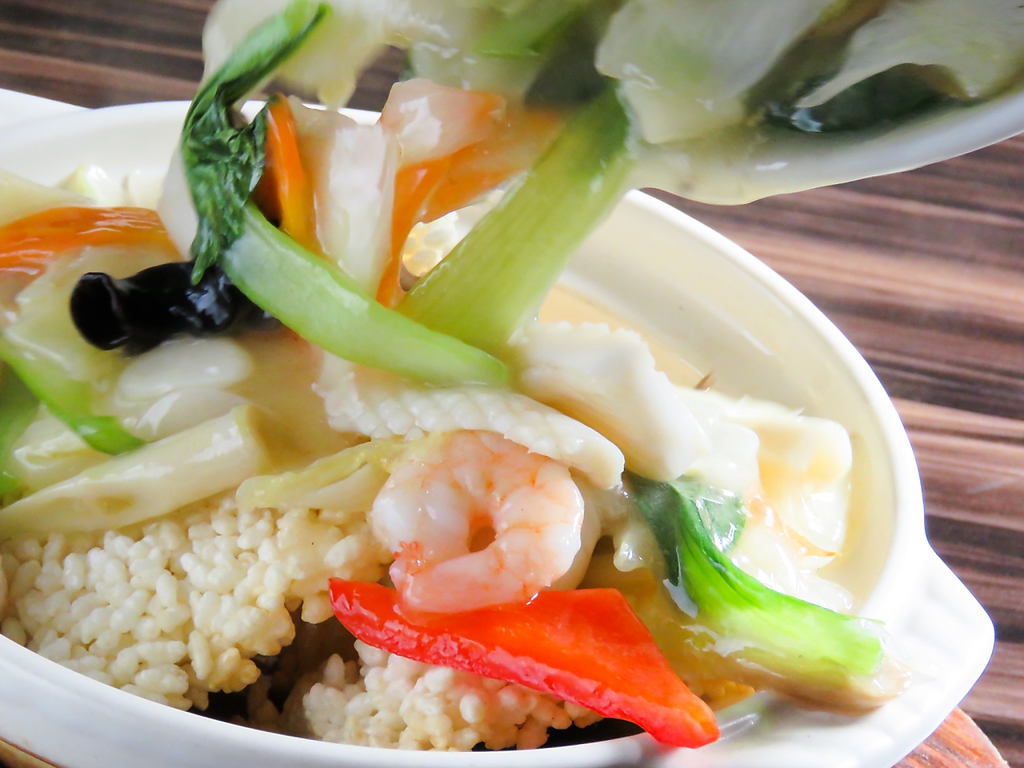 海鮮の旨みと野菜たっぷりの中華の定番「八宝菜」！カリカリのおこげと一緒にお召し上がり下さい♪