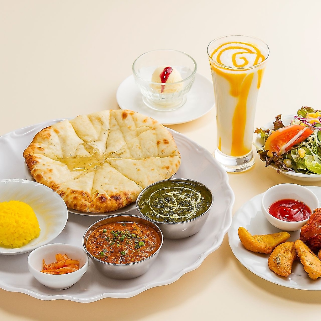 ランチやディナーではお好きなカレーを選んで楽しめるセットをご用意！ナンやドリンクも付いてお得◎