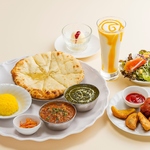 ランチやディナーではお好きなカレーを選んで楽しめるセットをご用意！ナンやドリンクも付いてお得◎