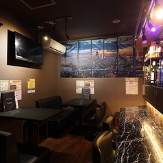 テーブル席のご用意ございます。ご友人や同僚とご一緒にお楽しみいただけます。