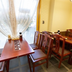 当店のテーブル席は、4名様用が2席完備されており、のんびりとお過ごしいただけます。席は広くゆったりした座席配置で、友人やママ友同士での会話を楽しみながら、心地よい食事の時間をお楽しみください。リラックスした雰囲気の中で特別なひとときをお過ごしいたける席です。