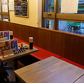 当店では、無料Wi-Fiをご利用いただけます。快適なネット環境を整えており、食事を楽しみながら、スマートフォンやタブレットを使ってSNSなど確認することができますので、ビジネス利用や、友人とのコミュニケーションにも便利です。ぜひご活用ください。