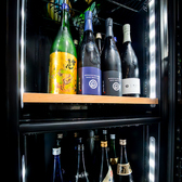 大宮での宴会や誕生日・記念日利用に最適な当店では、厳選されたお酒の数々をご提供。個室感のある空間で、大切なひとときをゆったり演出します。限定酒や季節酒と共に、特別な日をより華やかに彩る贅沢な日本酒体験をお楽しみください。
