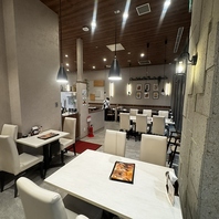 広々使えるソファー席はご家族連れや飲み会のご利用に◎