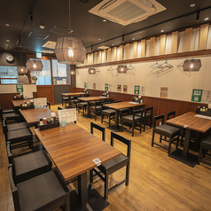 落ち着いた雰囲気の店内には、4名様掛けのテーブル席を6卓、3名様掛けを1卓ご用意。少人数での気軽な飲み会から、ご友人同士の集まり、会社の歓送迎会といった中規模のご宴会まで、幅広いシーンに柔軟に対応可能です。自慢の手羽先や肉巻き串を囲みながら、居心地の良い空間で楽しいひとときをお過ごしください。