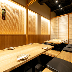 数々の飲食店を手がけたデザイナーの空間作りは別格！！オシャレ空間での飲み会はまた一味違った楽しさがあります♪♪2名様からのご利用可能ですので一度お問い合わせ是非。各種宴会コース、単品料理に飲み放題プラン、お席のみご予約お待ちしております。当店名物、地鶏・名古屋コーチンは一度食べて頂きたい逸品です☆
