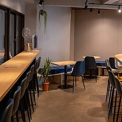 お一人様でも気兼ねなくご利用いただけるカウンター席を完備しております。お仕事帰りやサク飲みにも最適です。