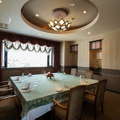 最大12名様までご案内可能です。個室料1室5,500円（税込）お祝いの席や、パーティの席、接待利用など様々対応可能です。