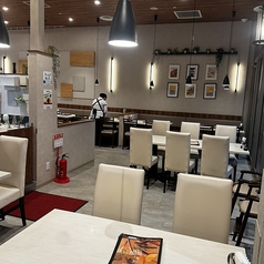 落ち着いた雰囲気の寛ぎやすい店内♪席数もあるので大人数での飲み会などにも安心してご利用いただけます。少人数から大人数までシーンに合わせてご利用ください。