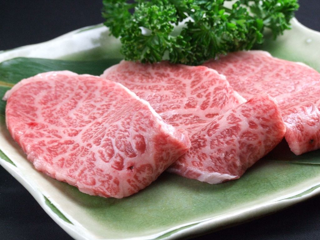 さばきたての新鮮なお肉は火を通しすぎずにサっと網で焼いてどうぞ柔らかく甘みがふわっと広がり絶品