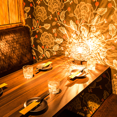 ゆったりとお寛ぎいただけるテーブル席。落ち着いた雰囲気で川崎の喧騒を忘れさせてくれます。接待、女子会、合コン、誕生日、記念日、各種宴会や飲み会におすすめです。【川崎 個室 居酒屋 ランチ 誕生日 記念日 食べ放題 飲み放題】