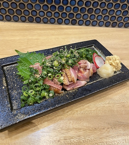 大川で豪快な地鶏もも焼とこだわり串を楽しめる居酒屋『まぼ家』です☆