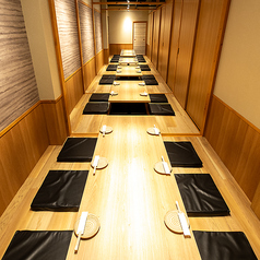 目の前で調理風景が堪能できるカウンター当店自慢の地鶏料理と名古屋コーチンを是非ともご賞味下さい。ドリンクの種類も豊富でお酒とも相性もバッチリ!お気に入りの組み合わせを探して下さい。名駅徒歩1分、大名古屋ビルから徒歩30秒!飲み放題付き2980円からご予算に合わせたお得なコースもございます。