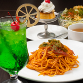 モーニングやランチを囲んで、大切な方と語り合うのに最適なお席をご用意しています。温かな温もりを感じる落ち着いたインテリアに囲まれながら、手作り料理をゆっくりと楽しめる心地よい空間です。