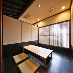 炭火で炙る極上の地魚と、静寂な個室。選び抜かれた旬の味覚を、大人たちの隠れ家で。大切な人と心ゆくまでお過ごしください。