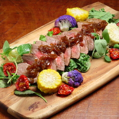 【お肉料理の一番人気！】短角牛のタリアータ 佐賀県産新玉ねぎの赤ワインソースの写真