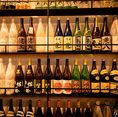 壁一面に並ぶ豊富な日本酒や焼酎が圧巻の品揃え。希少銘柄から人気の定番まで幅広く揃い、料理に合わせて楽しめます。大宮での宴会はもちろん、誕生日や記念日など特別な日のご利用にも最適。個室感のある落ち着いた空間で、こだわりのお酒と共に心に残るひとときをお過ごしください。