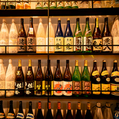 壁一面に並ぶ豊富な日本酒や焼酎が圧巻の品揃え。希少銘柄から人気の定番まで幅広く揃い、料理に合わせて楽しめます。大宮での宴会はもちろん、誕生日や記念日など特別な日のご利用にも最適。個室感のある落ち着いた空間で、こだわりのお酒と共に心に残るひとときをお過ごしください。