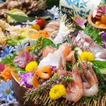 旬な食材をしようした月替わりのフェアコースはお食事を堪能出来ます。飲み放題付きで￥3000～
