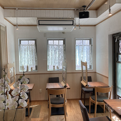 天気の良い日は柔らかな光が差し込む窓際でお寛ぎください