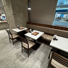 間隔の空いたソファー席は最大6名様までお寛ぎいただけます。店内は感染症対策もしっかりと行っておりますので安心してご利用ください！