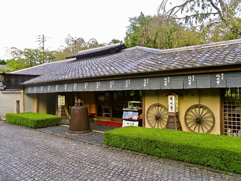 50年以上続く老舗の豆腐専門店。外観、内観、料理、サービス共にうなづける質。
