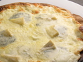 料理メニュー写真 4種のチーズピザ～クワトロフォルマッジ　ハチミツ添え～