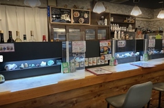 お席に美しい鉱物が設置された、カウンターが４席ございます
