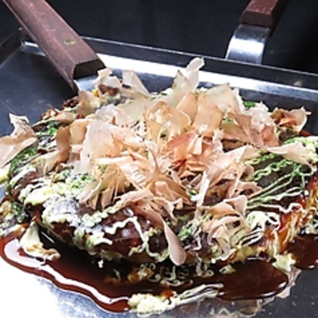 【お好み焼き定食】当店オリジナルソースを使用！香り立つジューシーさが癖になる逸品♪900円(税込)